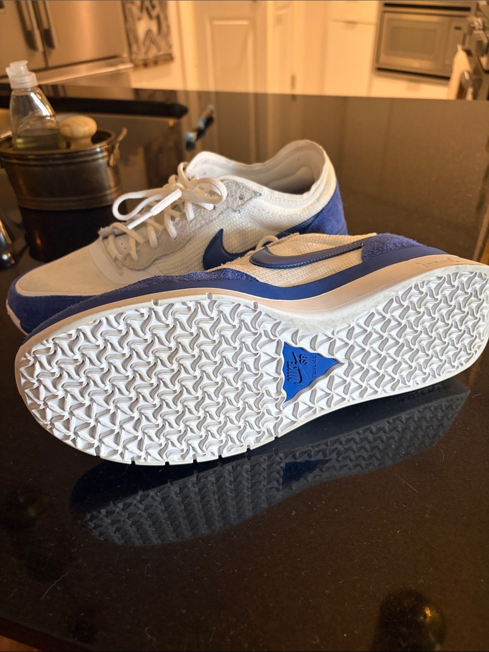 Nike SB Men’s White and Blue Low-Top Sneakers - Picture 5 of 5